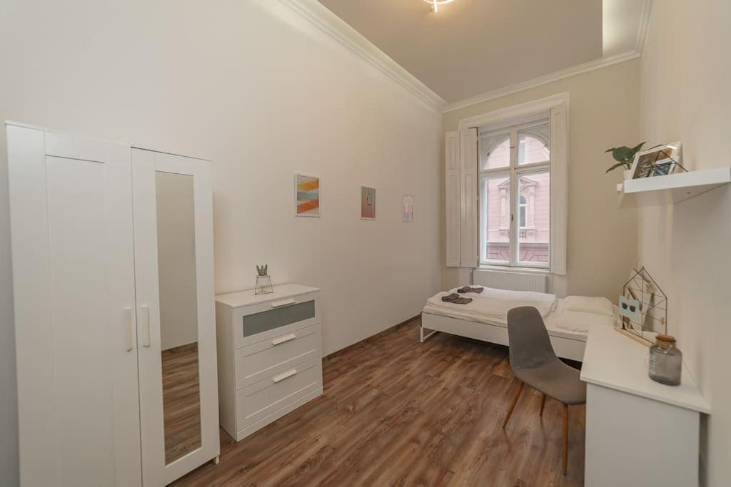 Apartment Cityscape Budget Kiraly