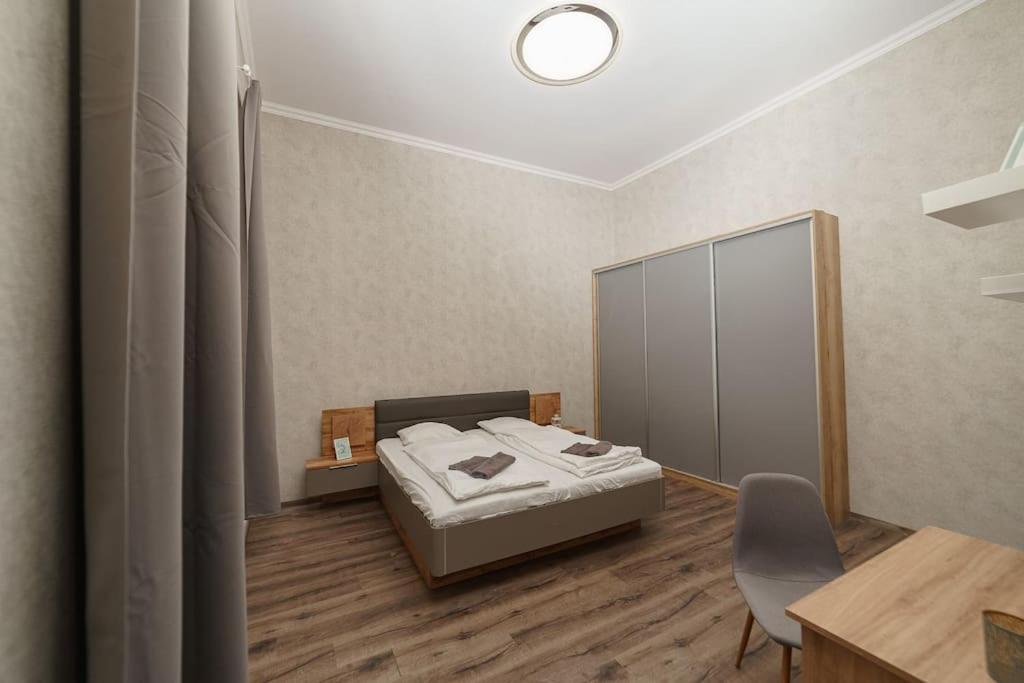 Apartment Cityscape Budget Kiraly