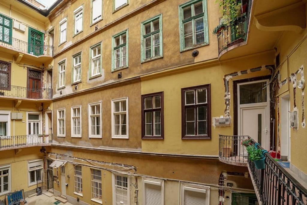 Cityscape Budget Kiraly