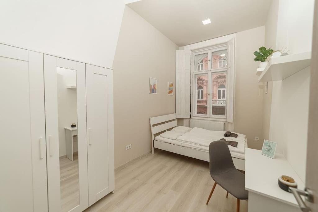 Apartment Cityscape Budget Kiraly